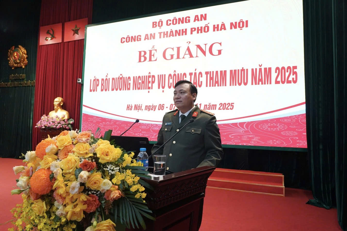 Công an thành phố Hà Nội bế giảng lớp bồi dưỡng nghiệp vụ tham mưu năm 2025, nâng cao năng lực phục vụ nhiệm vụ trong tình hình mới