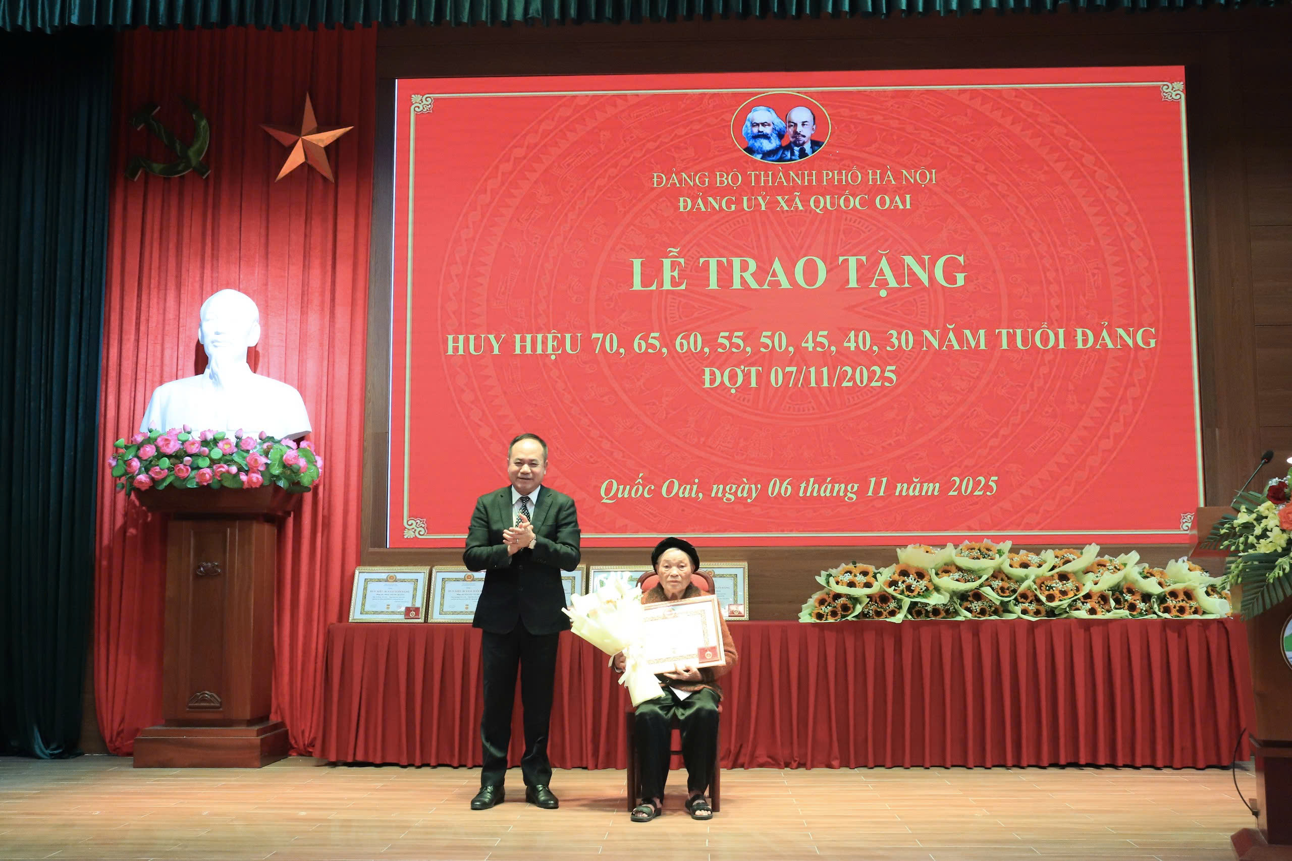 Giám đốc Công an thành phố trao Huy hiệu Đảng, tri ân những đảng viên tiêu biểu qua các thời kỳ