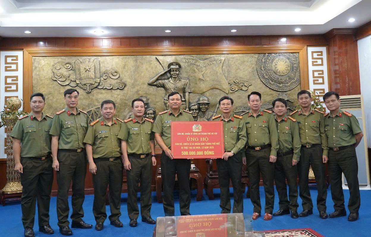 Công an Hà Nội sẻ chia cùng đồng bào miền Trung, tiếp sức vượt qua hậu quả thiên tai