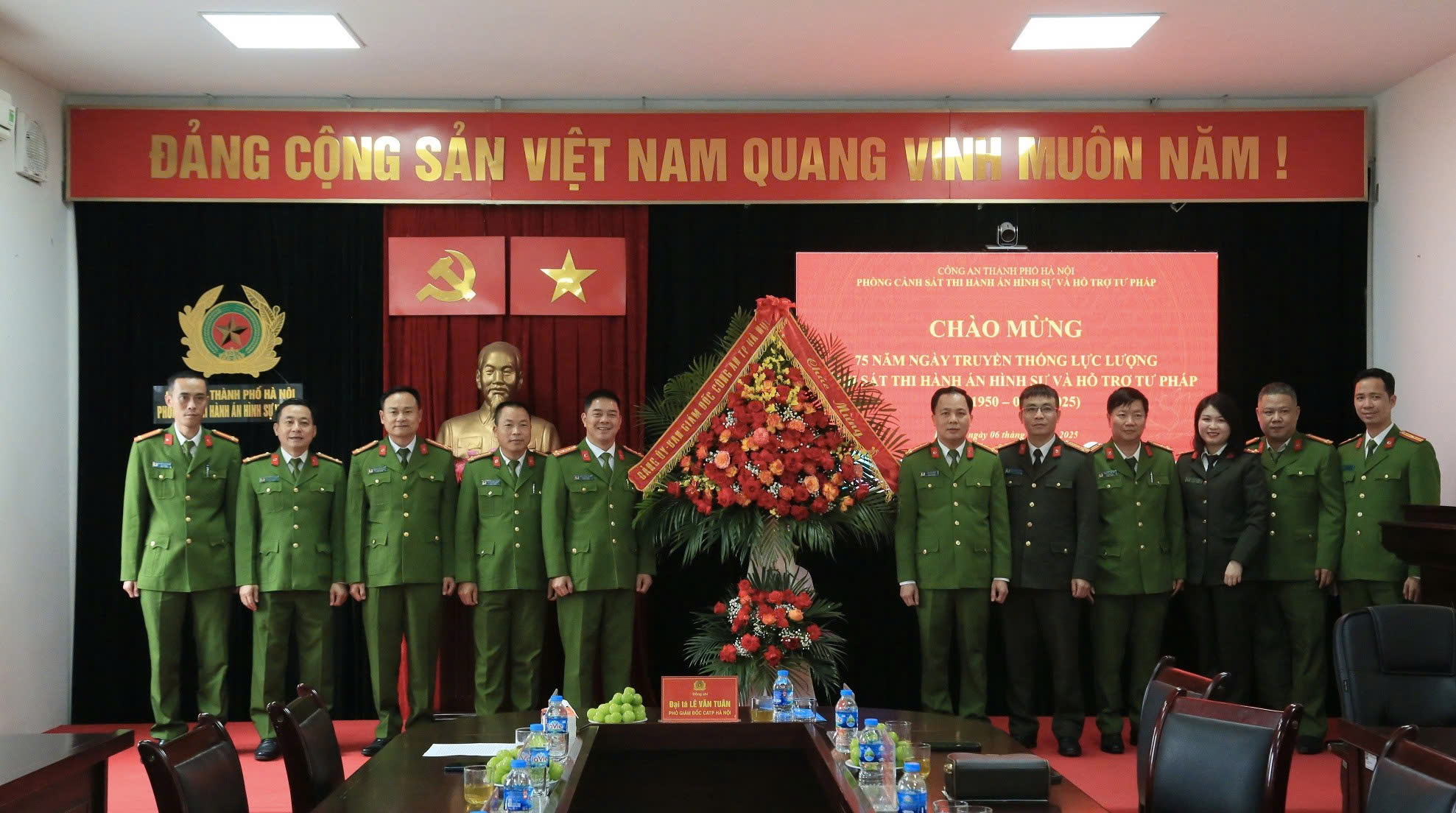 Lãnh đạo Công an thành phố Hà Nội chúc mừng lực lượng Cảnh sát Thi hành án hình sự và Hỗ trợ tư pháp nhân kỷ niệm 75 năm Ngày truyền thống