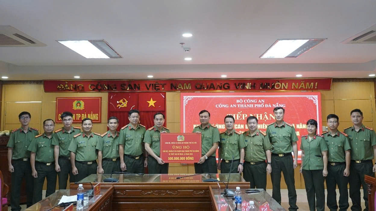 Công an thành phố Hà Nội thăm hỏi, hỗ trợ cán bộ, chiến sĩ và nhân dân các tỉnh miền Trung khắc phục hậu quả bão lũ