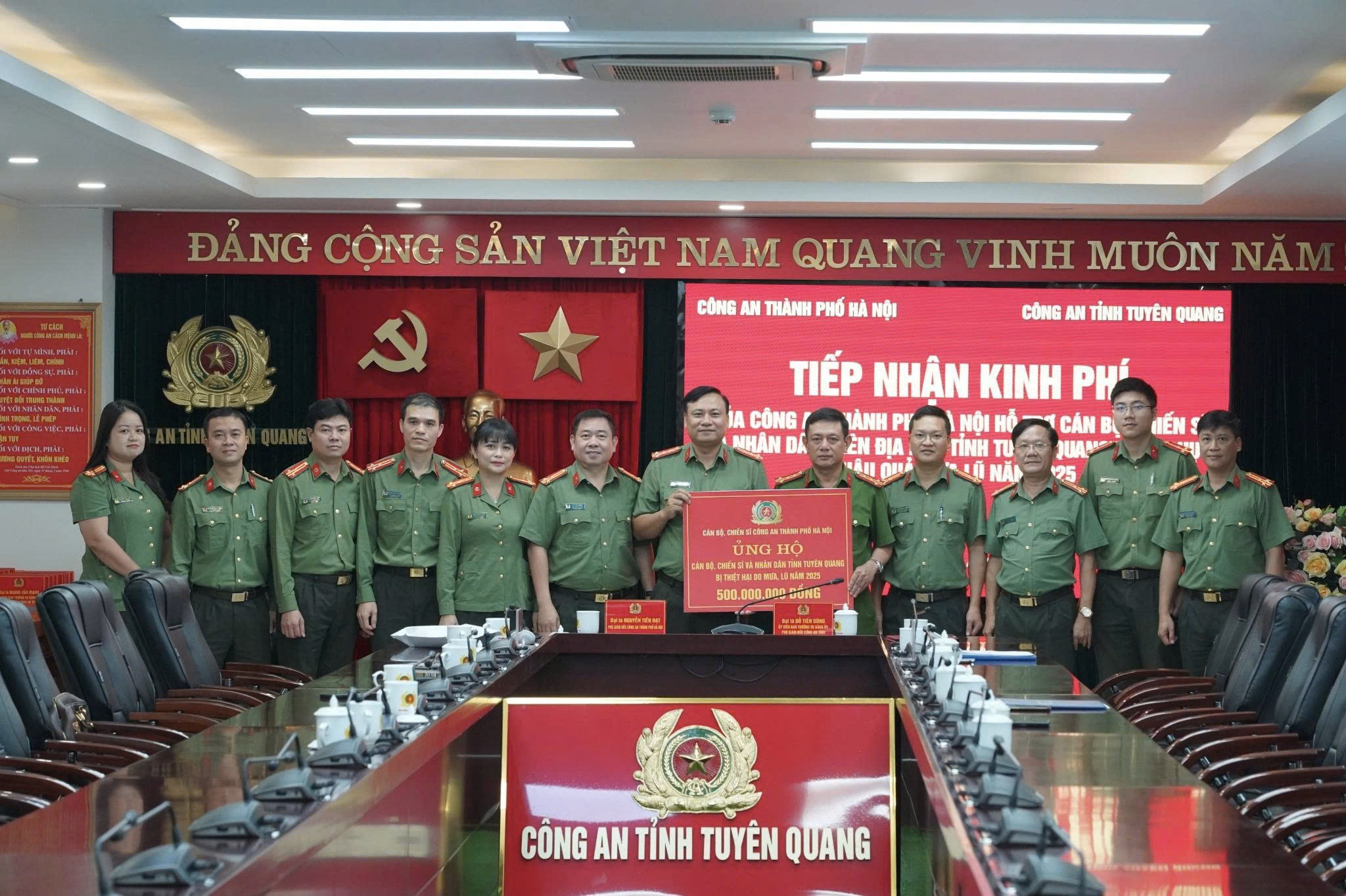 Công an Hà Nội trao kinh phí hỗ trợ các địa phương bị ảnh hưởng bởi mưa lũ