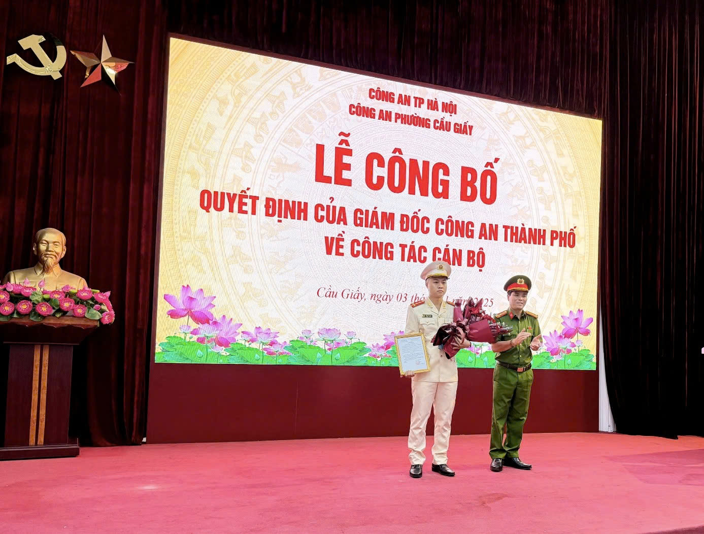 Công an phường Cầu Giấy tổ chức lễ chào cờ, công bố quyết định cán bộ và khen thưởng tập thể, cá nhân tiêu biểu
