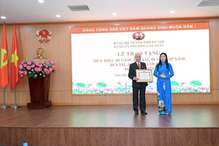 Trang trọng Lễ trao Huy hiệu Đảng tại phường Cầu Giấy