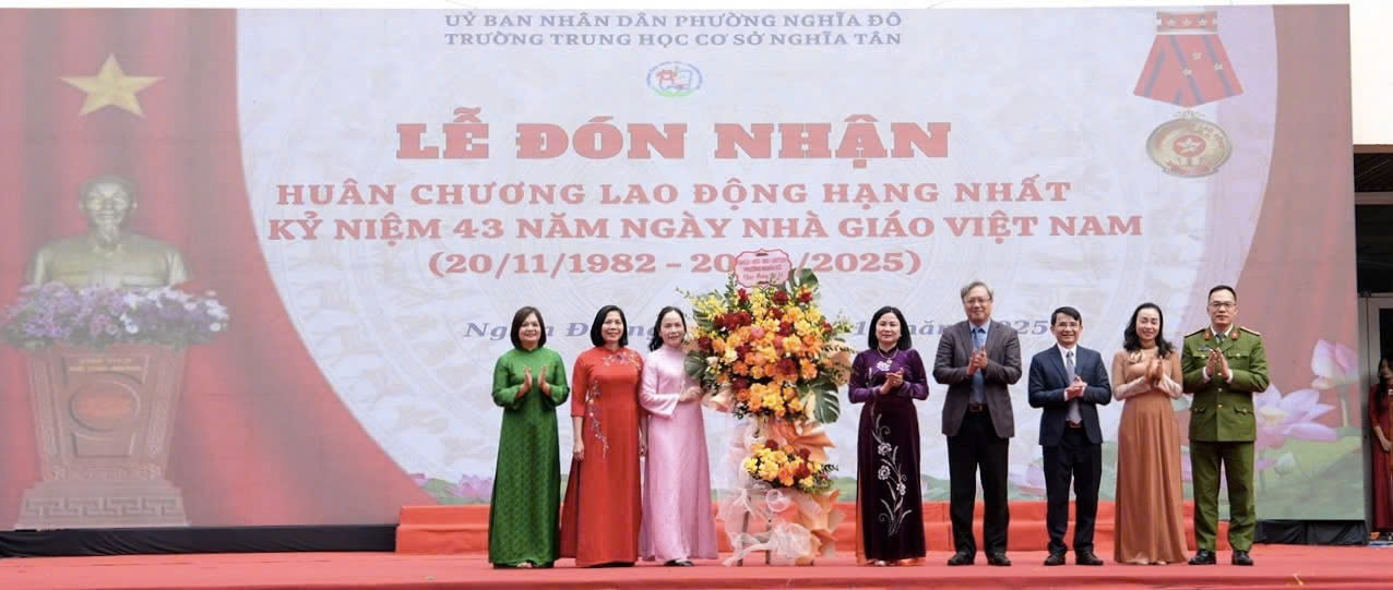 Trường THCS Nghĩa Tân đón nhận Huân chương Lao động hạng Nhất, khẳng định vị thế giáo dục tiêu biểu của Thủ đô