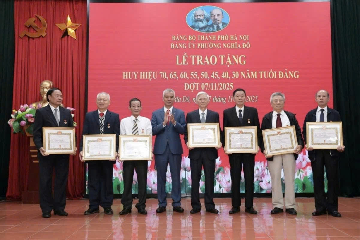 Phường Nghĩa Đô trao Huy hiệu Đảng đợt 7-11, tri ân những đóng góp bền bỉ của các thế hệ đảng viên