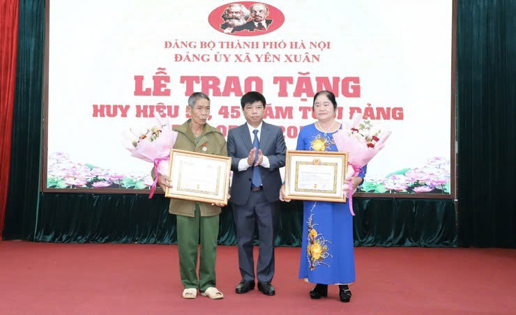 Đảng bộ xã Yên Xuân trang trọng trao Huy hiệu Đảng 50 năm, 45 năm tuổi Đảng đợt 7-11-2025