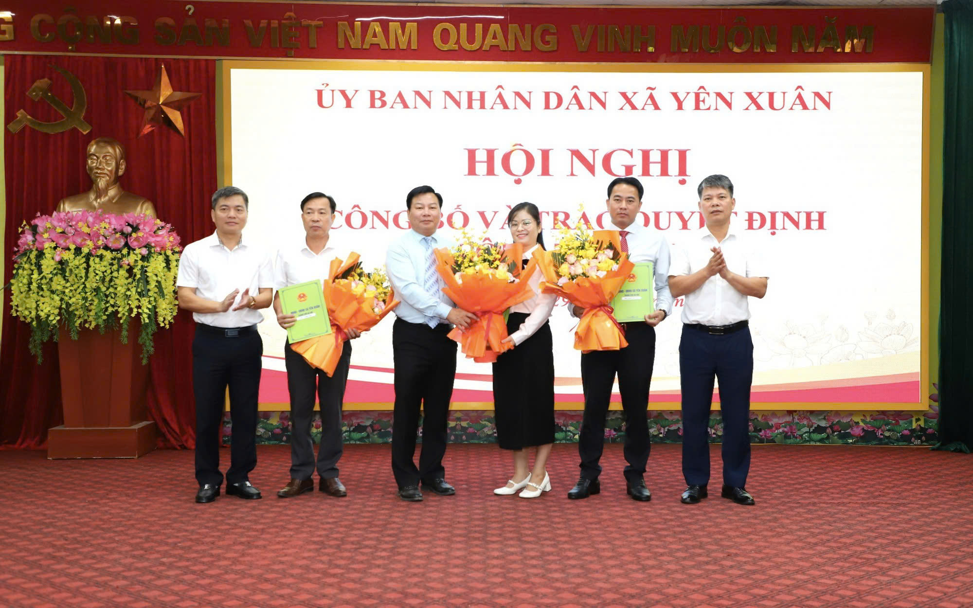 UBND xã Yên Xuân công bố và trao quyết định công tác cán bộ