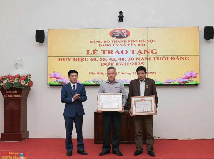 Đảng bộ xã Yên Bài trao Huy hiệu Đảng cho các đảng viên tiêu biểu nhân dịp 7-11