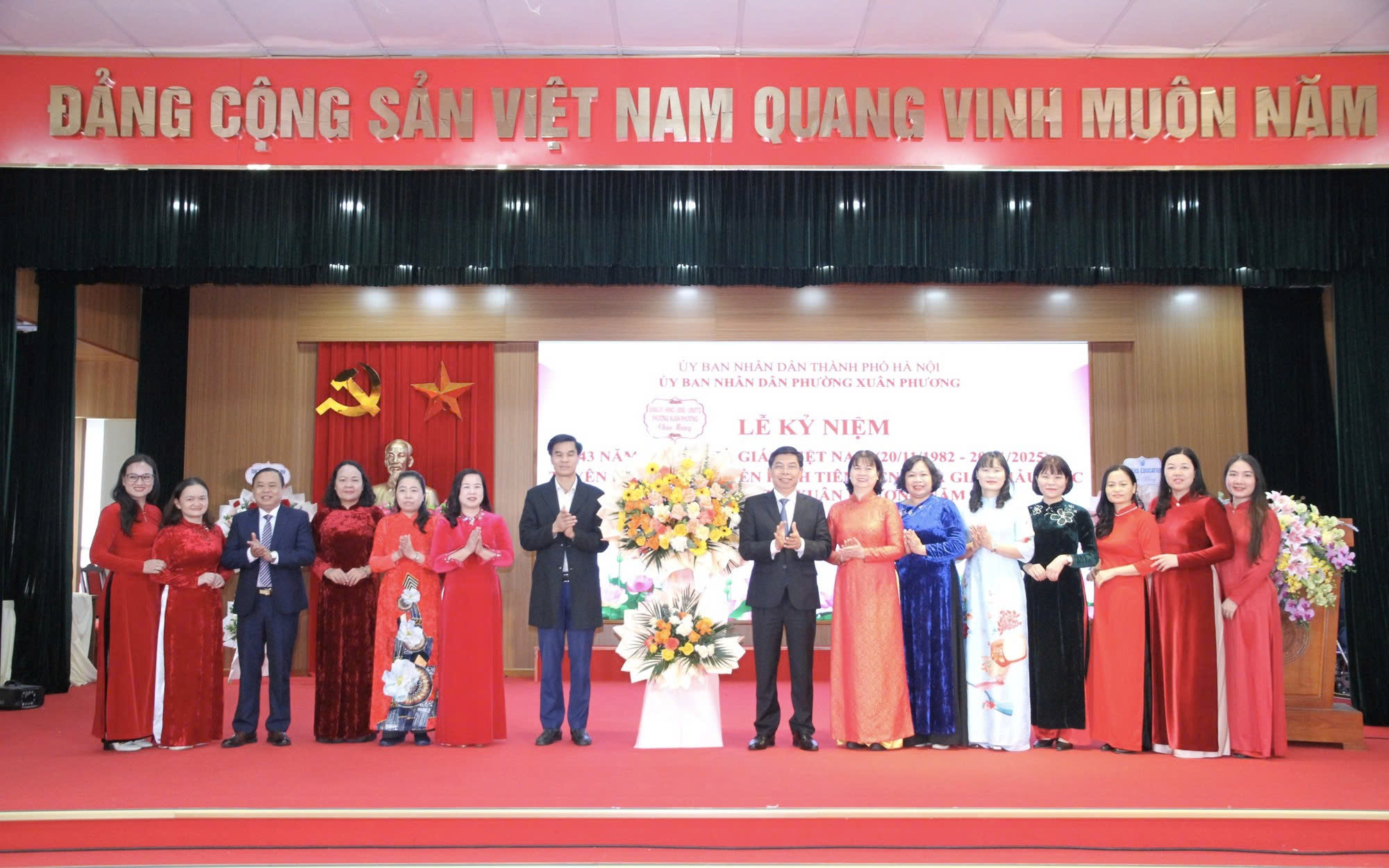 Phường Xuân Phương trang trọng kỷ niệm 43 năm Ngày Nhà giáo Việt Nam, tôn vinh những đóng góp thầm lặng của đội ngũ nhà giáo
