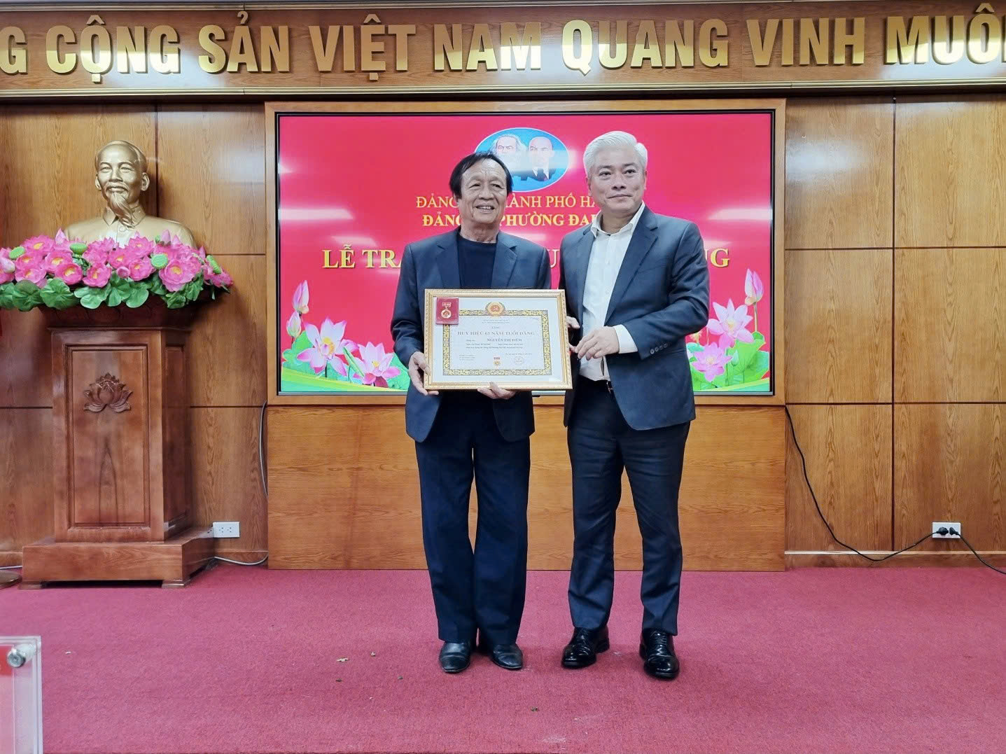 Phường Đại Mỗ trao Huy hiệu Đảng đợt 7-11, tôn vinh những cống hiến bền bỉ của đảng viên lão thành