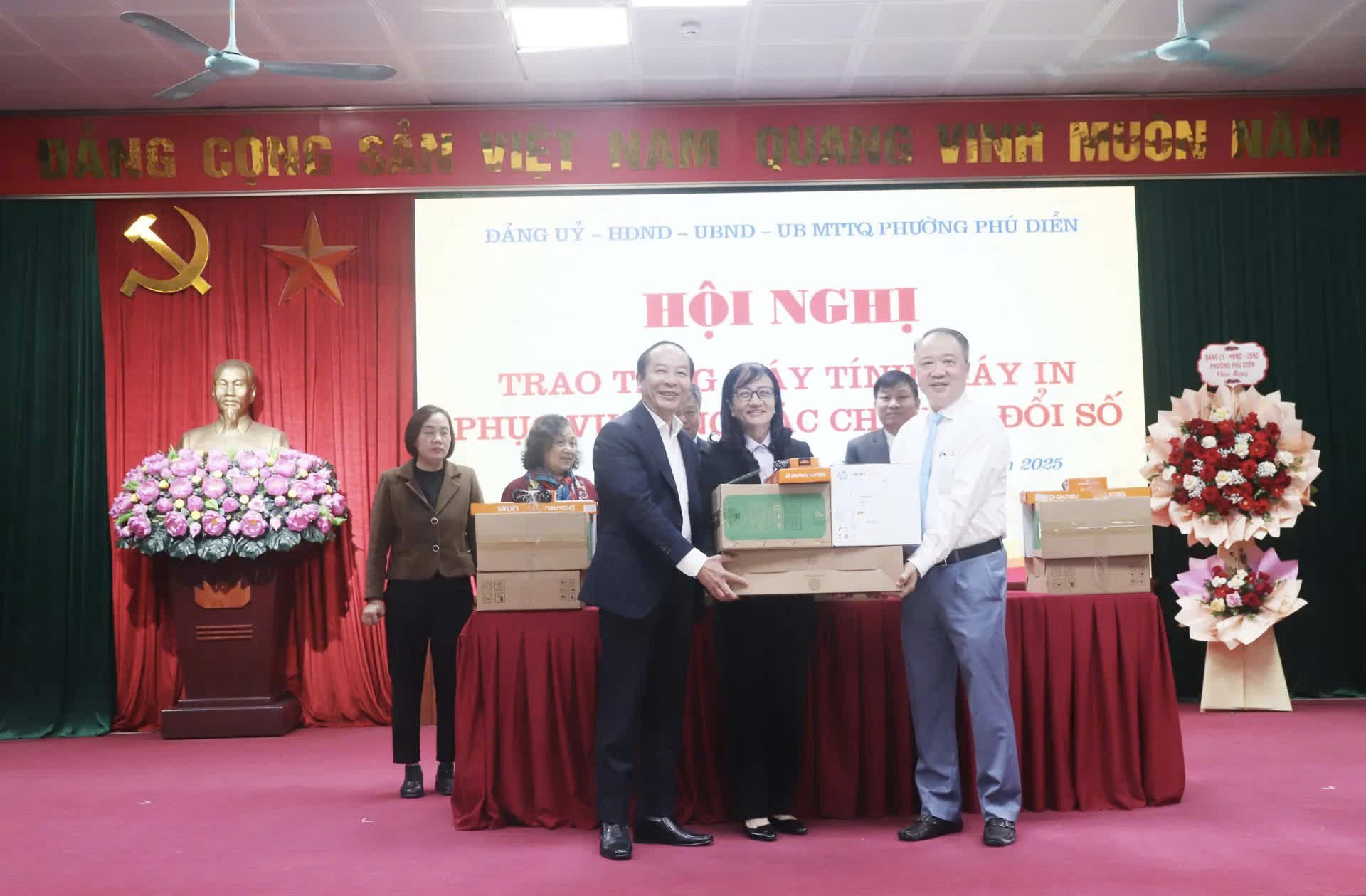 Phường Phú Diễn tăng cường chuyển đổi số, trao trang thiết bị công nghệ phục vụ hoạt động cơ sở