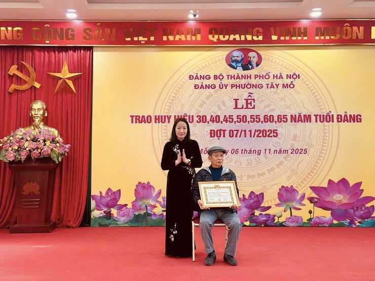Phường Tây Mỗ kỷ niệm 108 năm Cách mạng Tháng Mười Nga, trao Huy hiệu Đảng đợt 7-11
