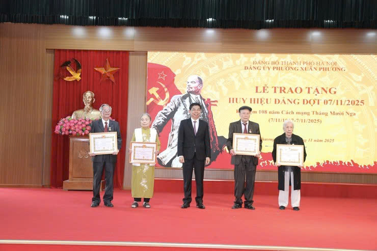 Phường Xuân Phương trang trọng trao Huy hiệu Đảng, tri ân những cống hiến bền bỉ của đảng viên lão thành