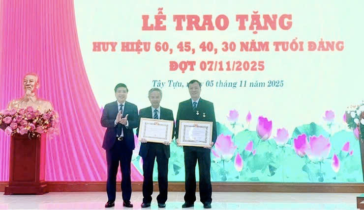 Phường Tây Tựu trang trọng tổ chức Lễ trao Huy hiệu Đảng nhân kỷ niệm 108 năm Cách mạng Tháng Mười Nga
