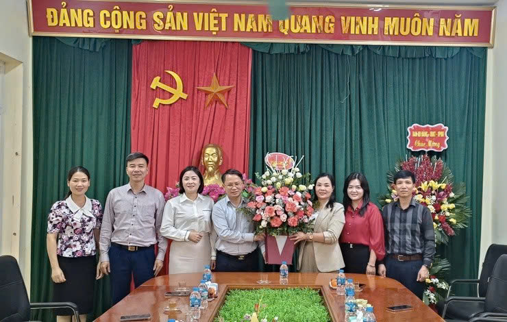 Lãnh đạo xã Quảng Bị chúc mừng Ủy ban MTTQ Việt Nam xã nhân kỷ niệm 95 năm Ngày truyền thống