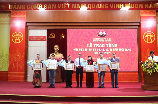 Trang trọng lễ trao Huy hiệu Đảng tại phường Vĩnh Hưng