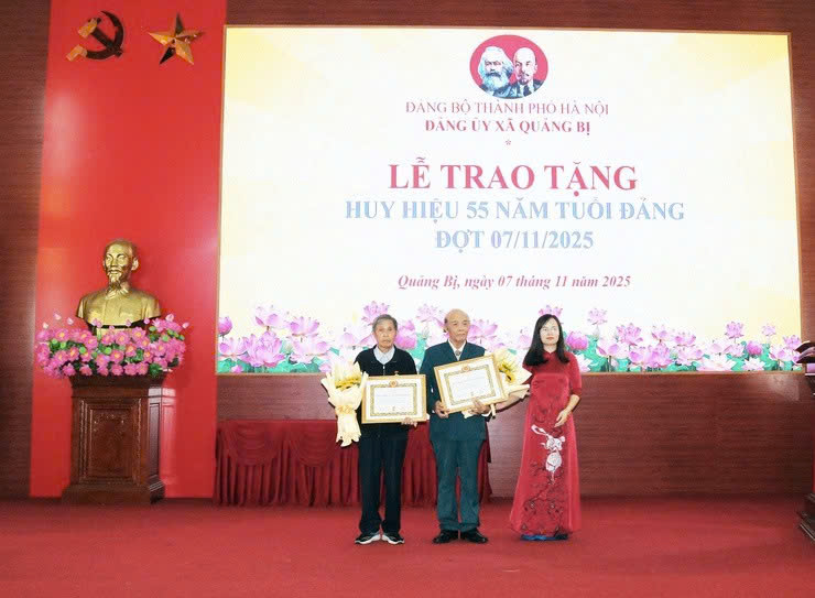 Đảng bộ xã Quảng Bị trao Huy hiệu Đảng, tôn vinh những đảng viên cao niên tiêu biểu