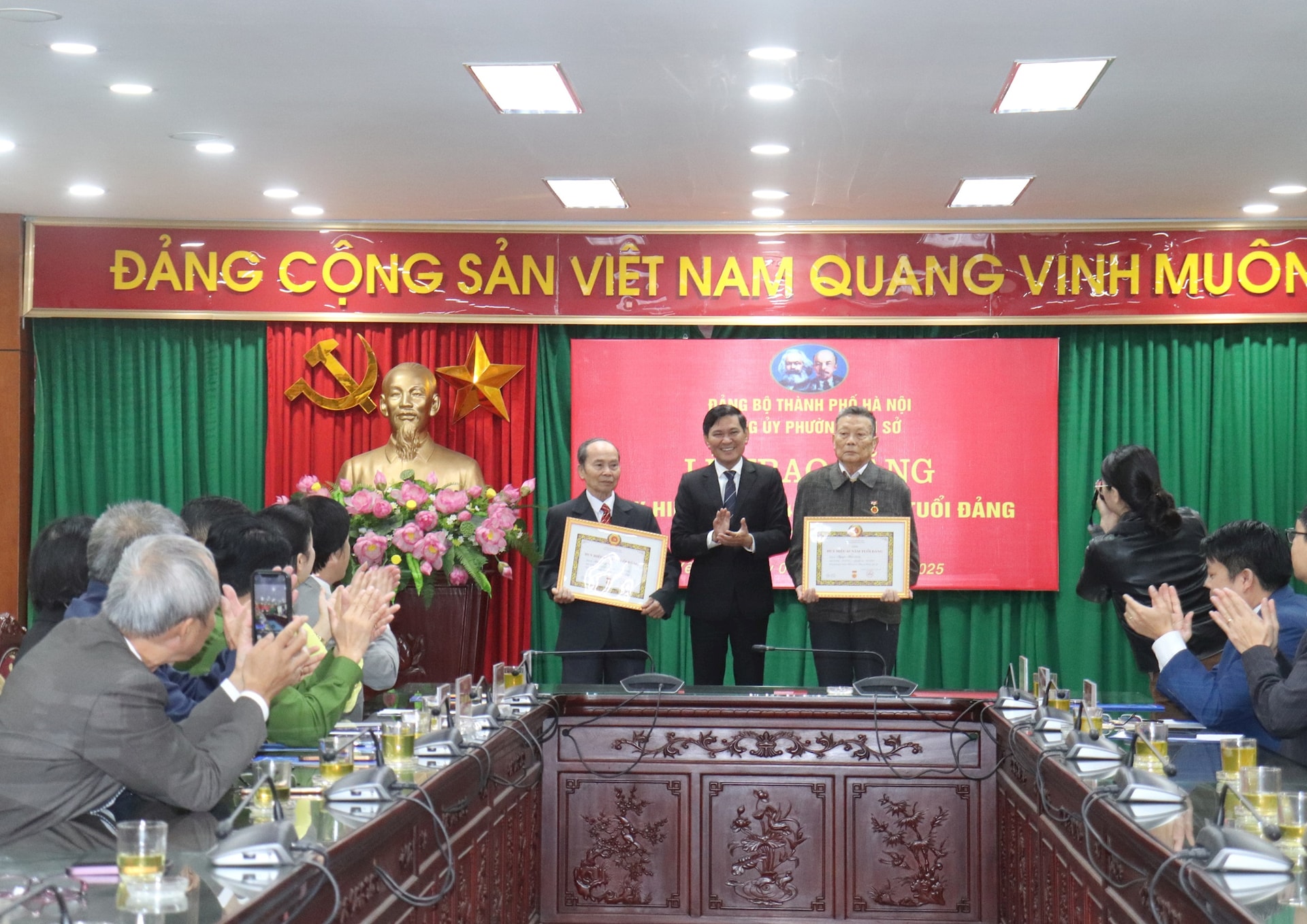 Phường Yên Sở trang trọng tổ chức Lễ trao Huy hiệu Đảng cho các đảng viên tiêu biểu