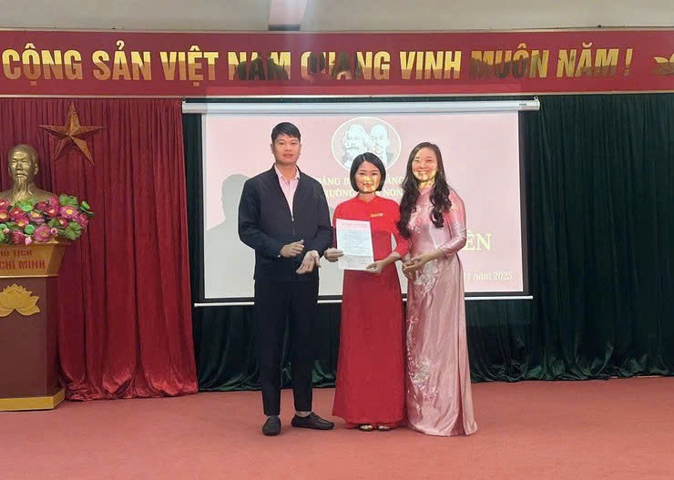 Chi bộ Trường Mầm non Lam Điền (xã Quảng Bị) tổ chức Lễ kết nạp đảng viên mới