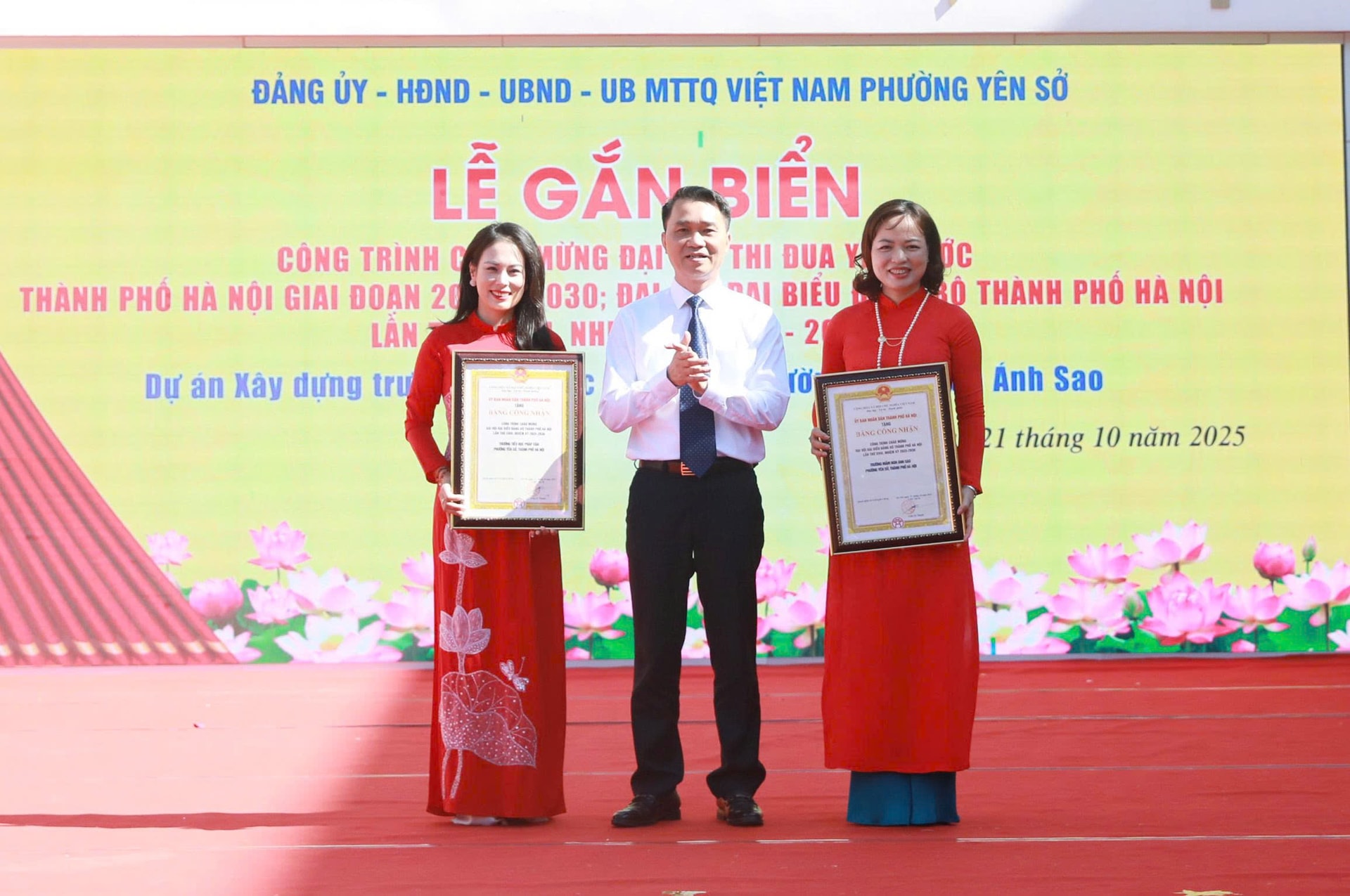 Gắn biển công trình Trường Tiểu học Pháp Vân và Trường Mầm non Ánh Sao chào mừng Đại hội Đảng bộ thành phố Hà Nội