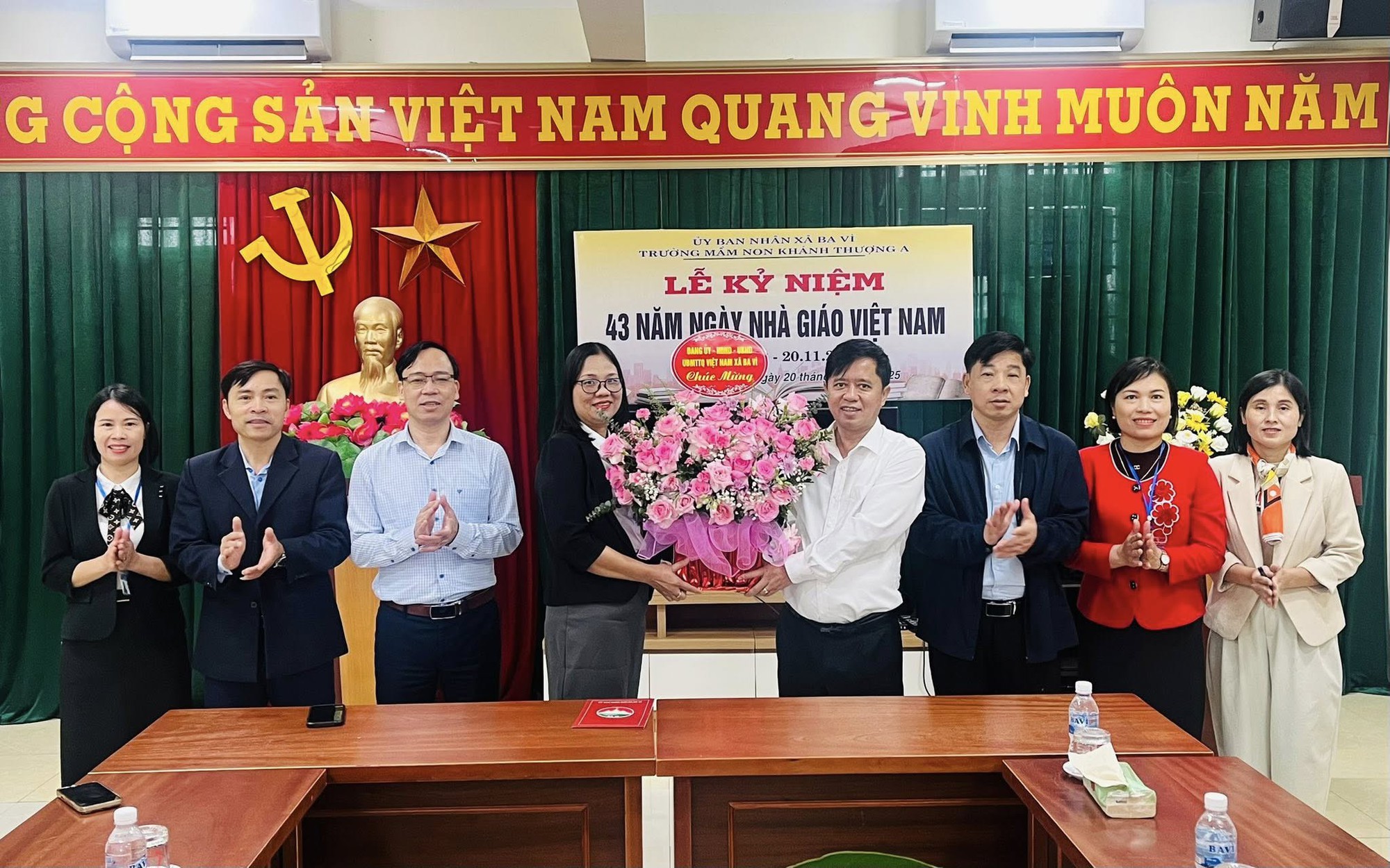 Lãnh đạo UBND xã Ba Vì thăm, chúc mừng các nhà trường nhân kỷ niệm 43 năm Ngày Nhà giáo Việt Nam