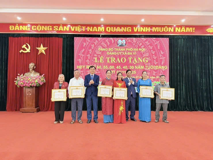 Đảng ủy xã Ba Vì trao Huy hiệu Đảng đợt 07-11-2025: Tôn vinh những cống hiến bền bỉ, vẻ vang của người đảng viên
