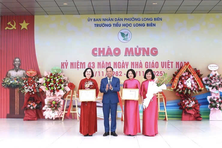 Trường Tiểu học Long Biên long trọng kỷ niệm 43 năm Ngày Nhà giáo Việt Nam và đón nhận nhiều danh hiệu thi đua