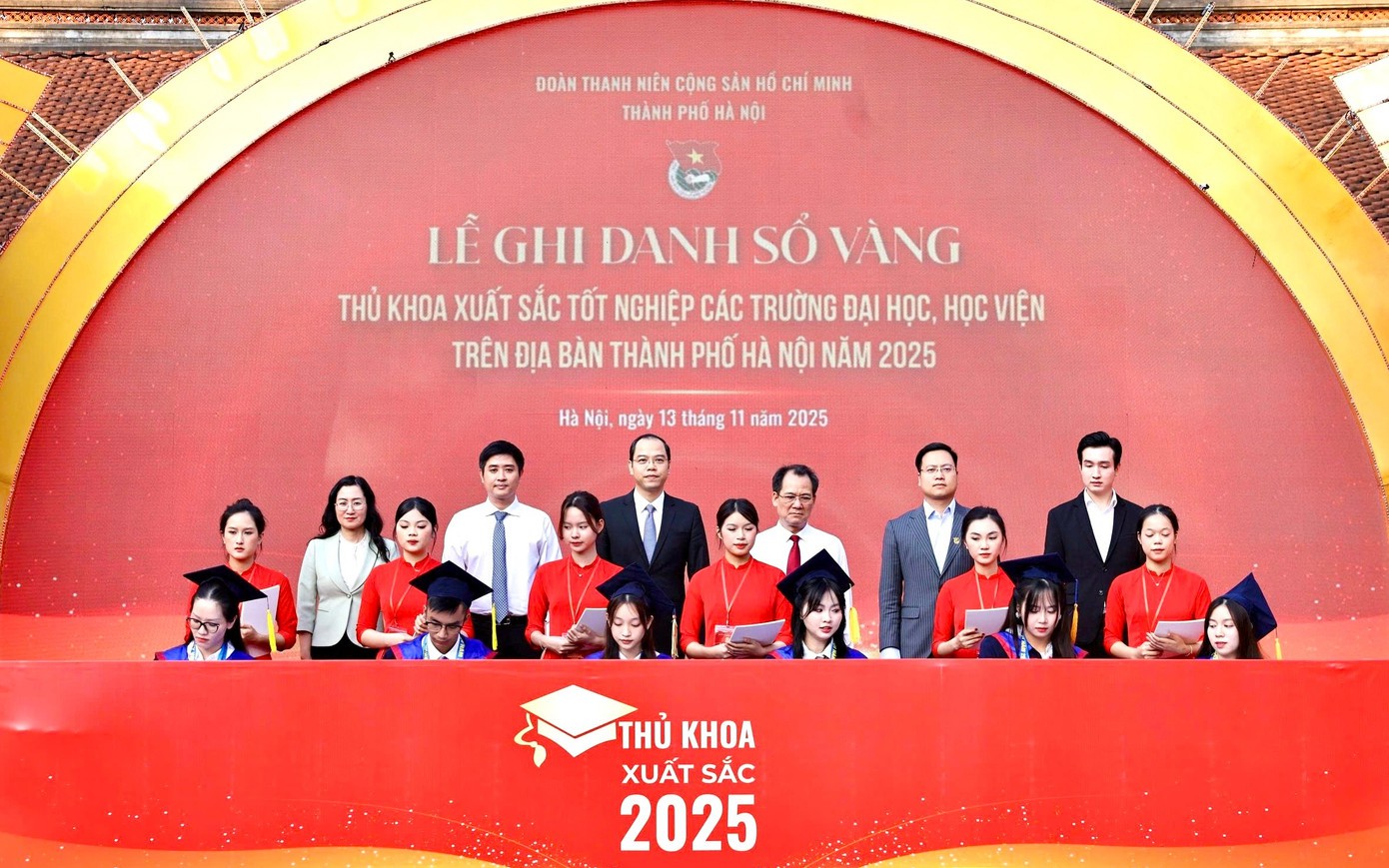 Lễ ghi danh Sổ vàng tôn vinh 95 thủ khoa xuất sắc của Thủ đô năm 2025