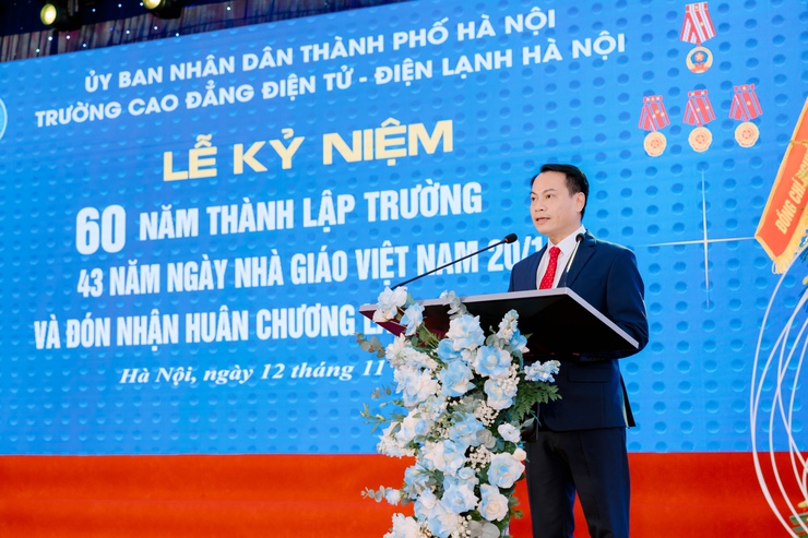 Trường Cao đẳng Điện tử - Điện lạnh Hà Nội đón nhận Huân chương Lao động hạng Ba, khẳng định vị thế trong đào tạo nguồn nhân lực kỹ thuật