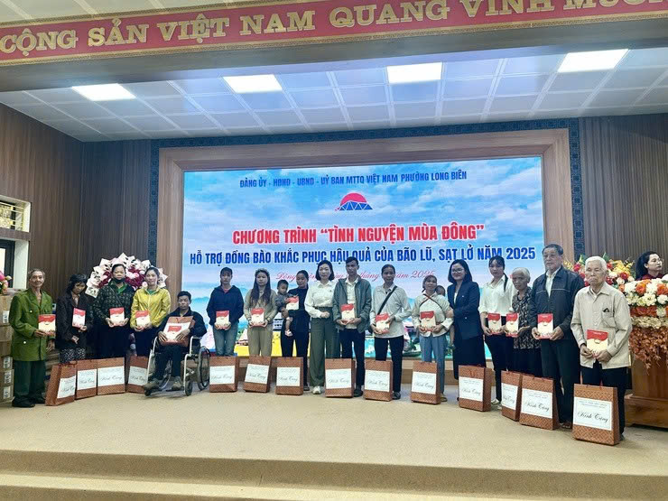 Phường Long Biên chia sẻ khó khăn với người dân xã Đông Cuông sau mưa bão, ngập lụt