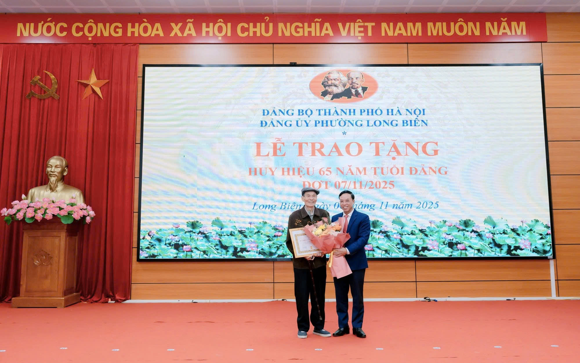 Đảng bộ phường Long Biên trao Huy hiệu Đảng, tri ân những cống hiến bền bỉ của các đảng viên lão thành