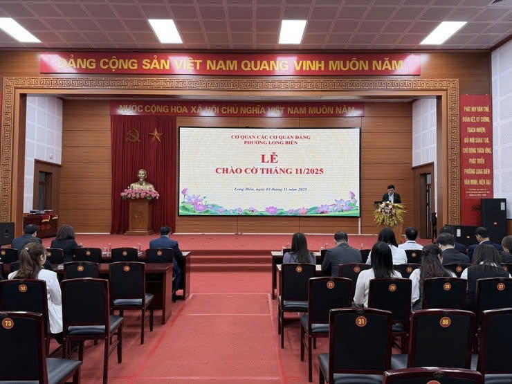 Cơ quan các cơ quan Đảng phường Long Biên tổ chức Lễ chào cờ tháng 11, triển khai nhiệm vụ trọng tâm và phát động ủng hộ Quỹ Vì người nghèo