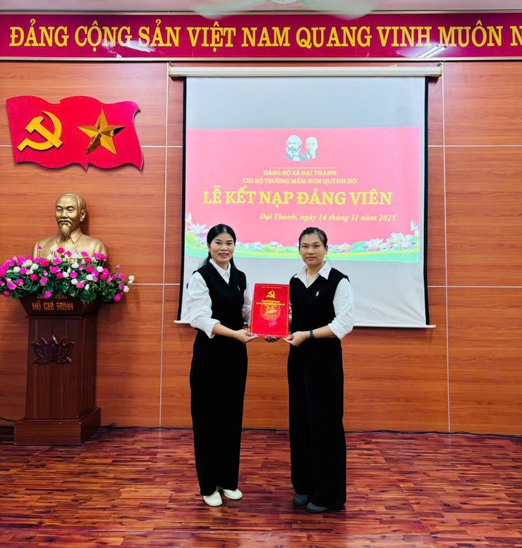 Chi bộ Trường Mầm non Quỳnh Đô (xã Đại Thanh) tổ chức Lễ kết nạp đảng viên mới, tăng cường sức mạnh tổ chức Đảng