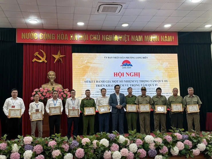 Phường Long Biên biểu dương kịp thời các cá nhân tiêu biểu trong thực hiện nhiệm vụ trọng tâm quý III-2025