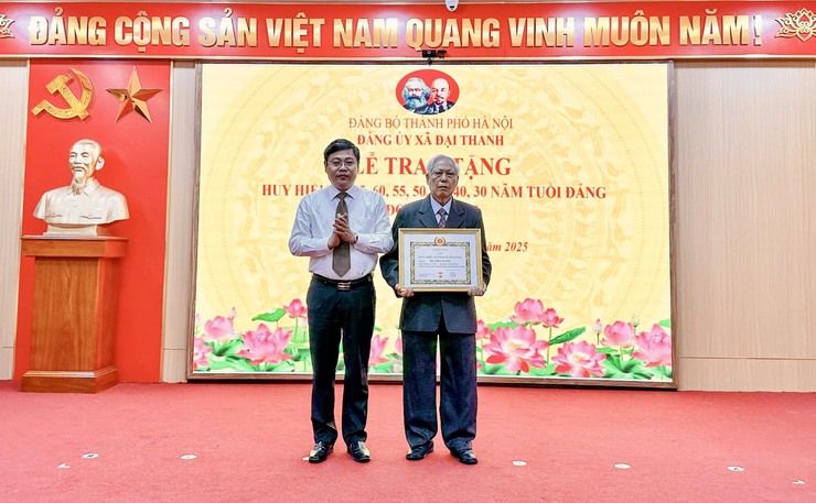 Đảng bộ xã Đại Thanh trao Huy hiệu Đảng, tôn vinh những đảng viên tiêu biểu qua các thời kỳ