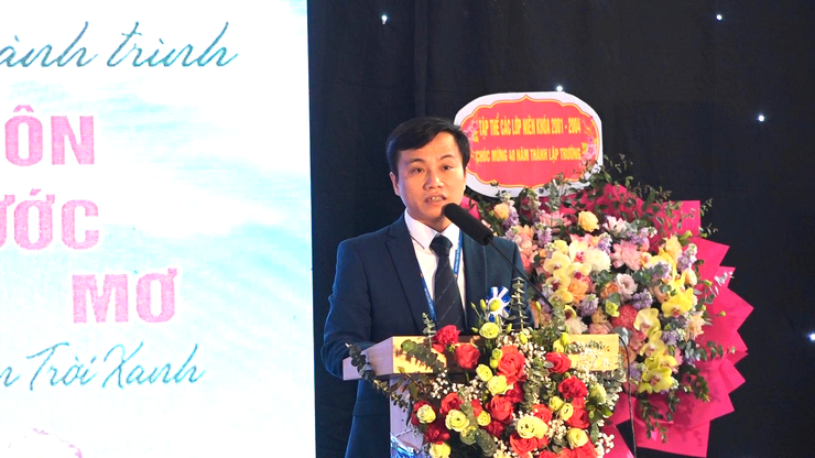 Trường THPT Nguyễn Du kỷ niệm 40 năm xây dựng và phát triển, đón nhận danh hiệu Trường chuẩn quốc gia mức độ 2