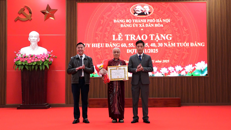 Đảng bộ xã Dân Hòa trang trọng tổ chức Lễ trao Huy hiệu Đảng đợt 7-11
