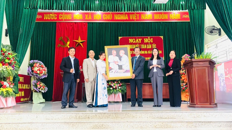 Thắm tình đoàn kết trong Ngày hội Đại đoàn kết toàn dân tộc tại thôn Miêng Hạ và thôn Trần Đăng