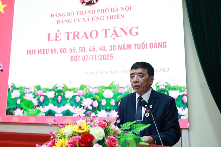 Trao Huy hiệu Đảng - Dấu son ghi nhận cống hiến của những người cộng sản kiên trung