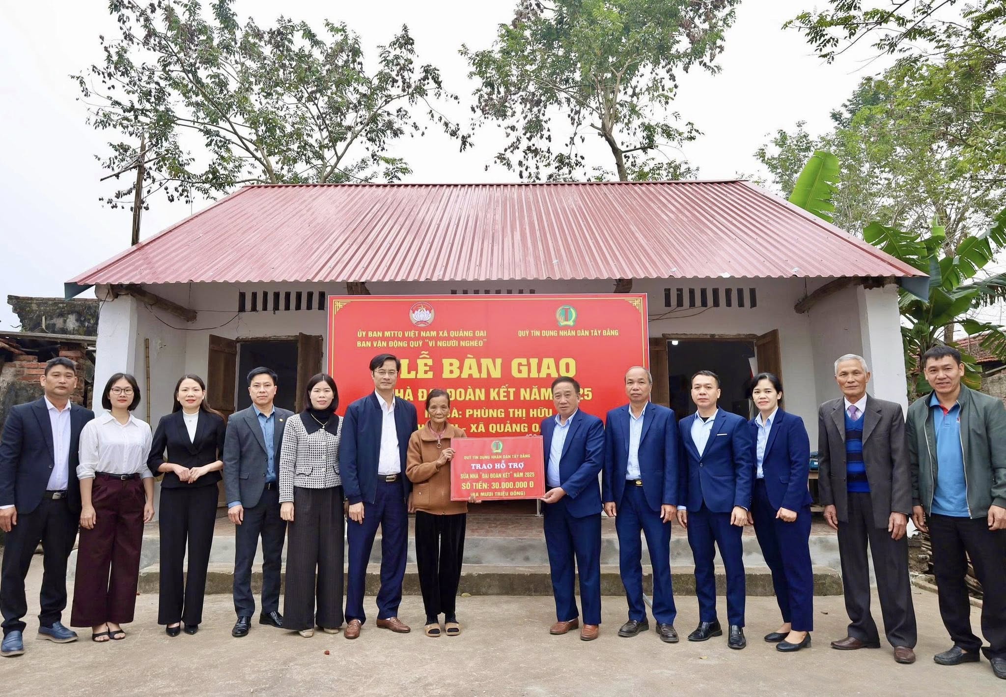 Xã Quảng Oai trao kinh phí sửa chữa nhà Đại đoàn kết, lan tỏa nghĩa tình và tinh thần sẻ chia