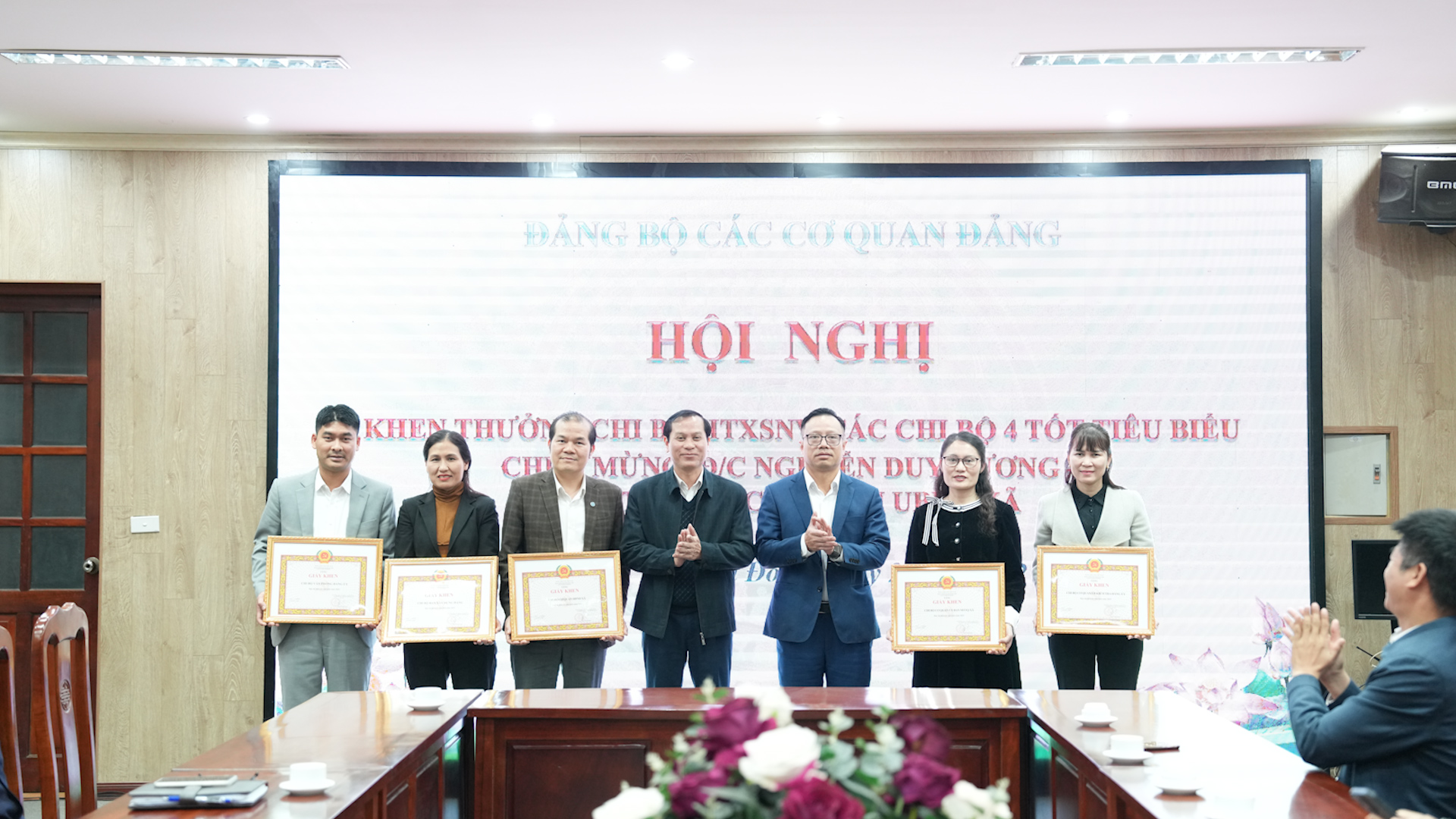 Đảng bộ các cơ quan Đảng xã Sơn Đồng biểu dương các chi bộ hoàn thành xuất sắc nhiệm vụ năm 2025