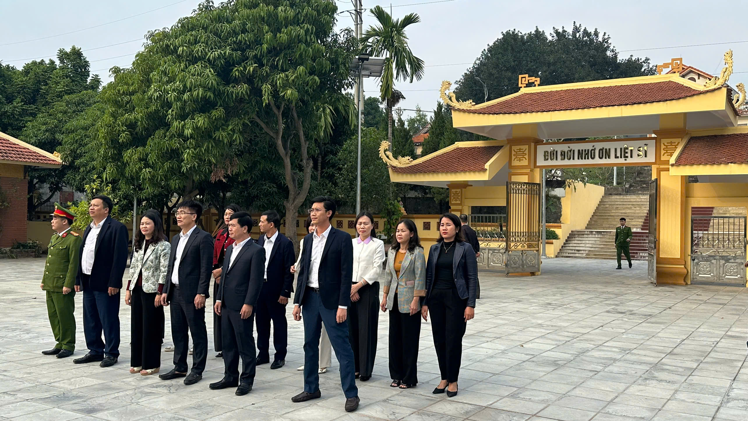 Các đồng chí lãnh đạo xã Ô Diên Dâng hương tưởng niệm các anh hùng Liệt sĩ nhân dịp Tết Dương lịch 2026