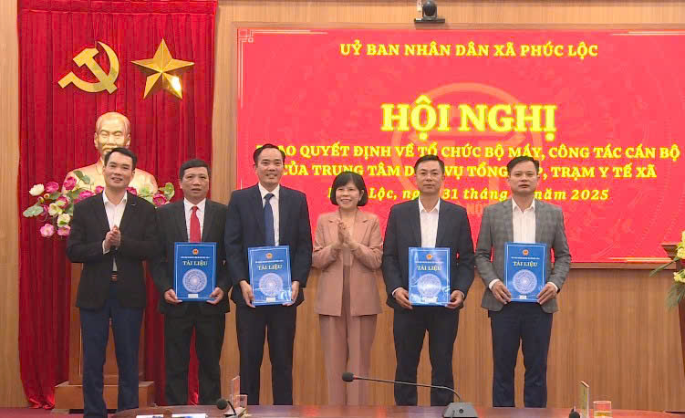 Xã Phúc Lộc trao các quyết định về tổ chức bộ máy và công tác cán bộ