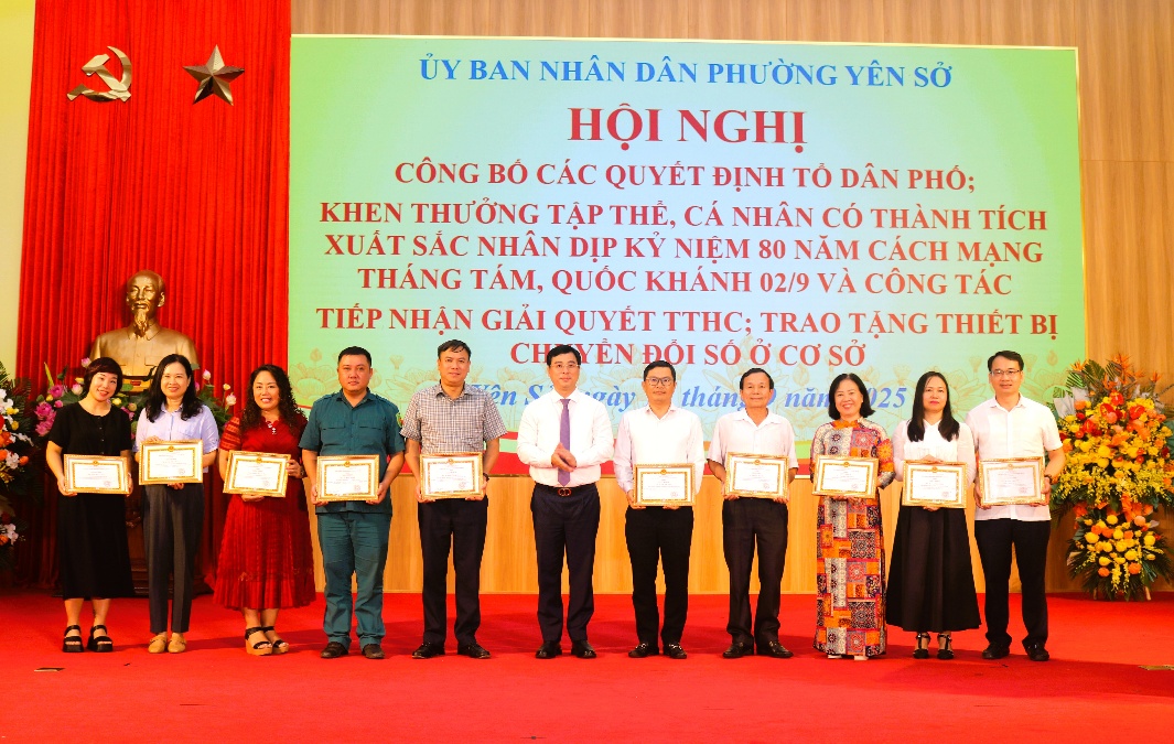 Phường Yên Sở công bố ghép khu dân cư, đổi tên tổ dân phố và khen thưởng các điển hình xuất sắc, thúc đẩy chuyển đổi số từ cơ sở
