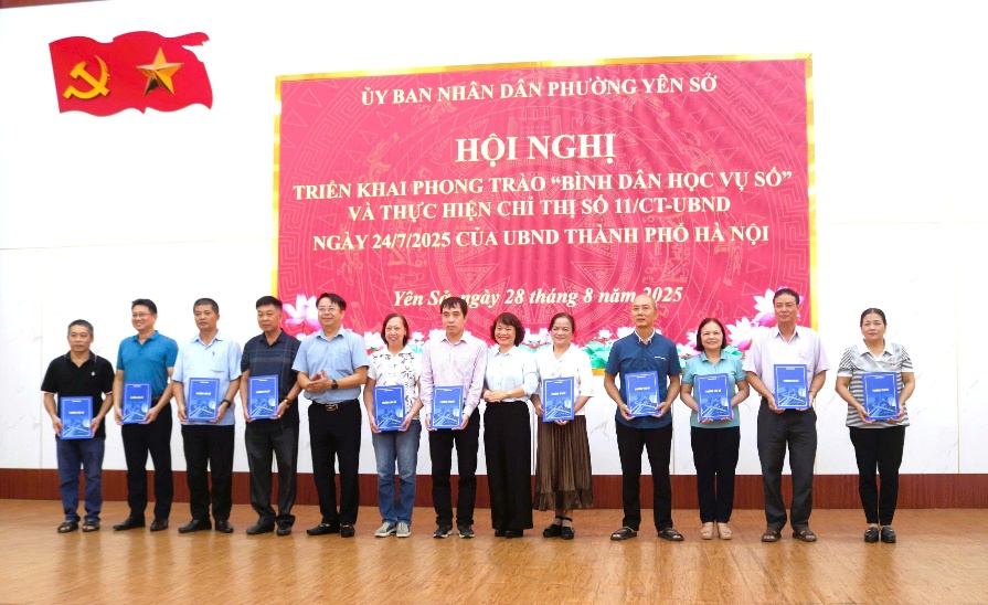 Phường Yên Sở đẩy mạnh “Bình dân học vụ số”, đưa chuyển đổi số đến từng khu dân cư