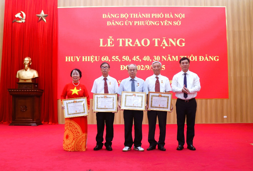 Phường Yên Sở trao Huy hiệu Đảng, lan tỏa niềm tin và trách nhiệm trong chặng đường mới