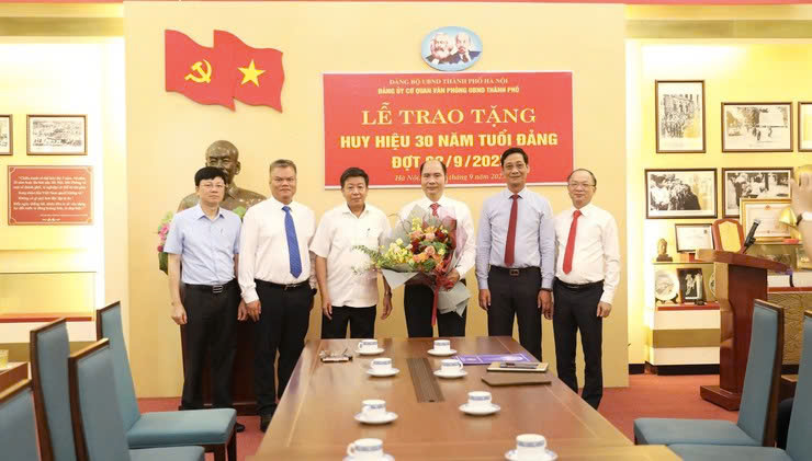 Trao Huy hiệu 30 năm tuổi Đảng tặng chuyên viên Phòng Đô thị Văn phòng UBND thành phố