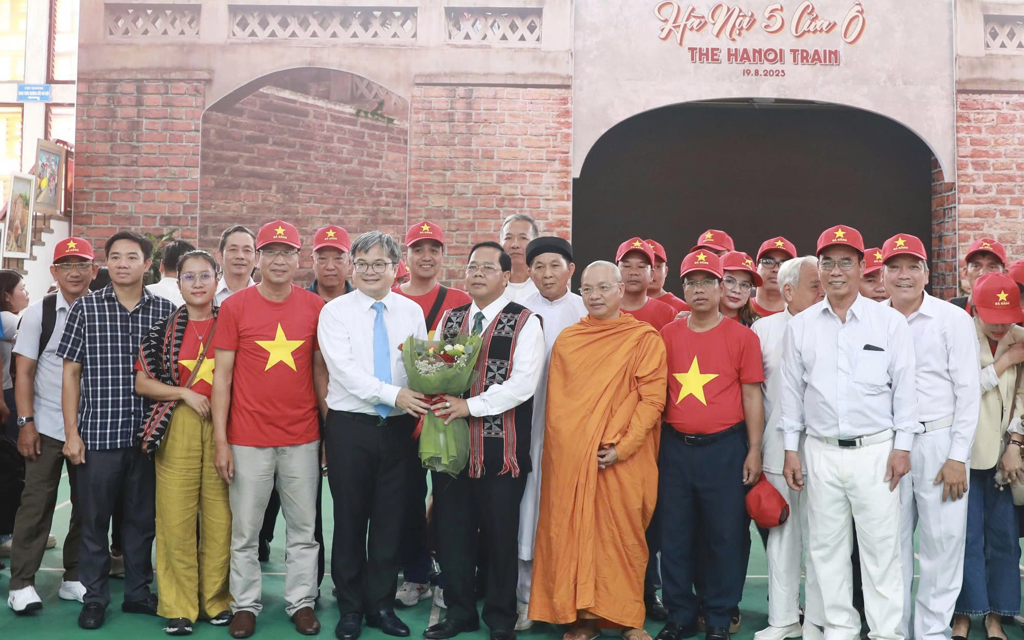 Hà Nội trọng thị đón các đoàn đại biểu miền Trung dự Đại lễ Độc lập