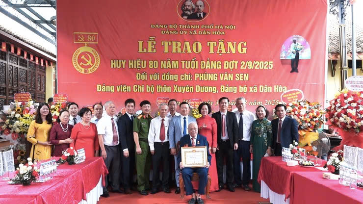 Trao Huy hiệu 80 năm tuổi Đảng tặng đảng viên lão thành xã Dân Hòa